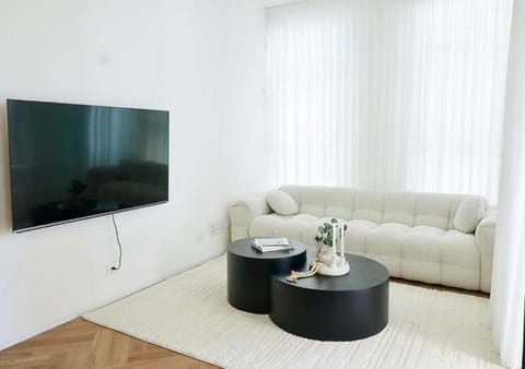 Communal lounge/ TV room, TV and multimedia, Living room, Seating area