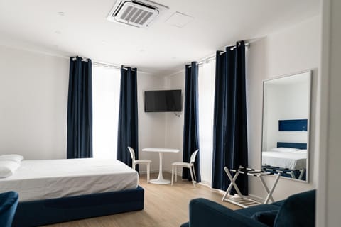 Bed, TV and multimedia, Photo of the whole room, Bedroom, air conditioner