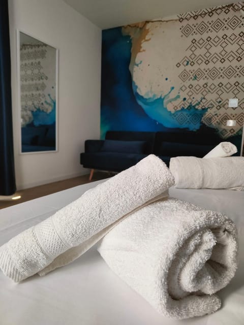 Photo of the whole room, Decorative detail, Bedroom, towels