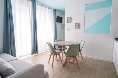 TV and multimedia, Living room, Seating area, Dining area