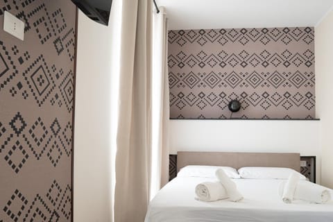 Bed, Photo of the whole room, Decorative detail, Bedroom, towels