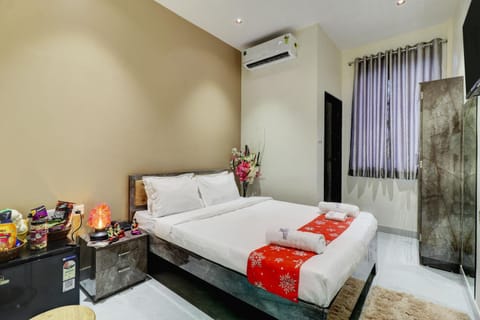 Living room, Photo of the whole room, Seating area, Bedroom, towels, air conditioner
