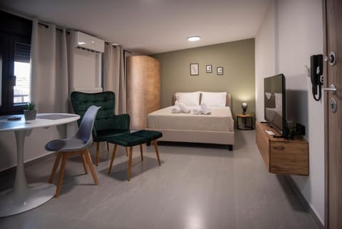 Bed, TV and multimedia, Photo of the whole room, Seating area, Bedroom