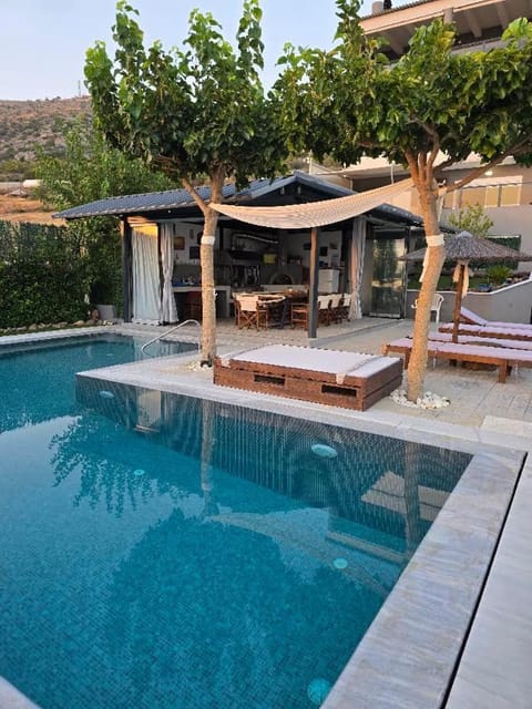 Property building, BBQ facilities, Pool view, Swimming pool, sunbed