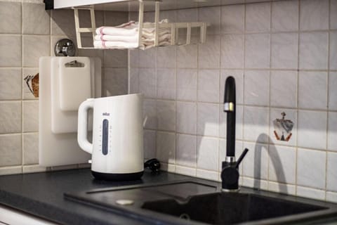 Coffee/tea facilities, Kitchen or kitchenette, stove