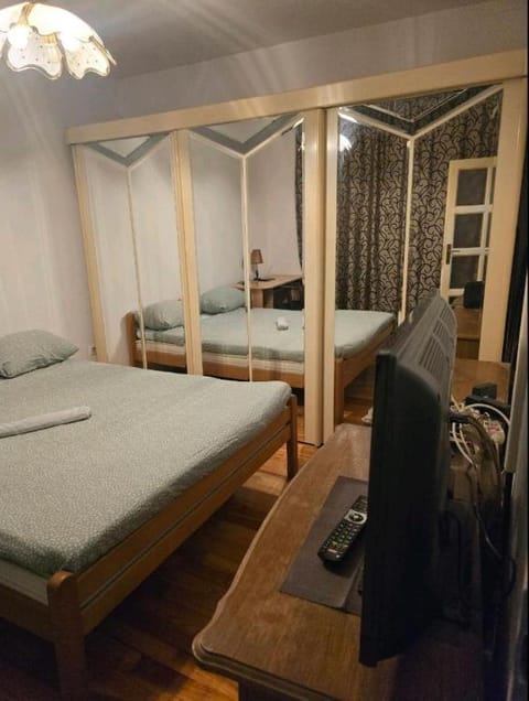 Bed, TV and multimedia, Photo of the whole room, Evening entertainment, Bedroom