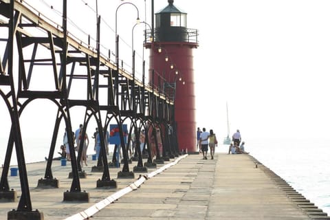 Close to South Beach and Kid's Corner - Huge Yard House in South Haven