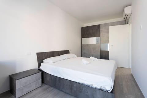 Bed, Photo of the whole room, Bedroom, towels, wardrobe, air conditioner