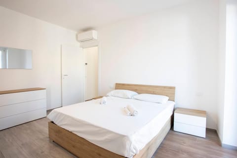 Bed, Photo of the whole room, Bedroom, towels, wardrobe, air conditioner