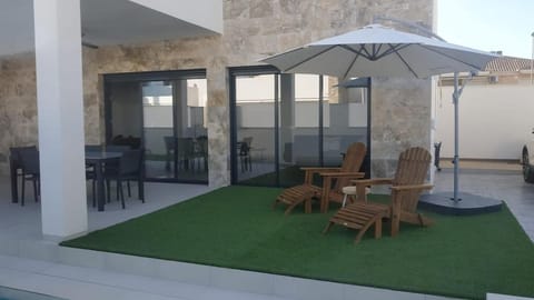Patio, Swimming pool, sunbed