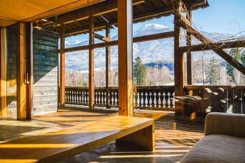 Patio, Communal lounge/ TV room, Day, Natural landscape, View (from property/room), Balcony/Terrace, Living room, Seating area, Mountain view