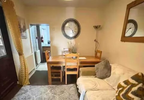 284 Room 1 - Beachfront Bed and Breakfast in Swansea