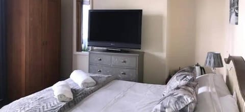 284 Room 1 - Beachfront Bed and Breakfast in Swansea