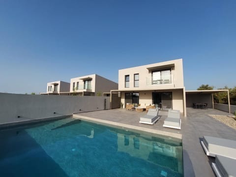 Property building, Balcony/Terrace, Pool view, Swimming pool, Swimming pool