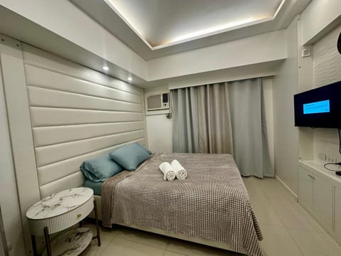 Bed, Photo of the whole room, Bedroom, towels, air conditioner