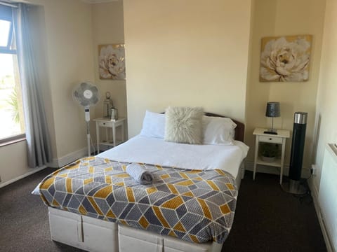 284 - Room 5 - Beachfront - Fantastic sea views Bed and Breakfast in Swansea