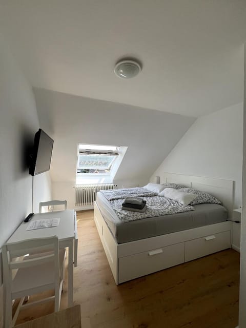 Bed, TV and multimedia, Living room, Photo of the whole room, Seating area, Bedroom