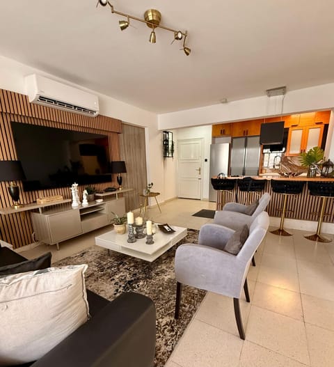 TV and multimedia, Kitchen or kitchenette, Living room, Seating area, stove