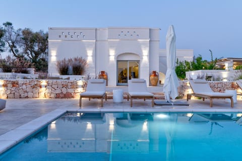 Property building, Swimming pool, sunbed