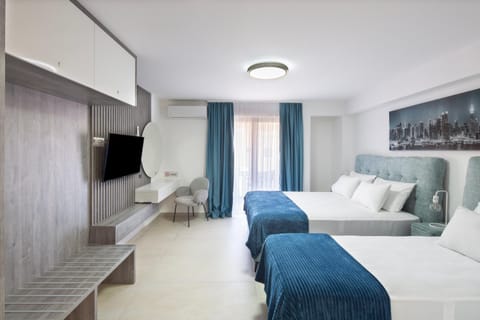 Bed, TV and multimedia, Photo of the whole room, Bedroom