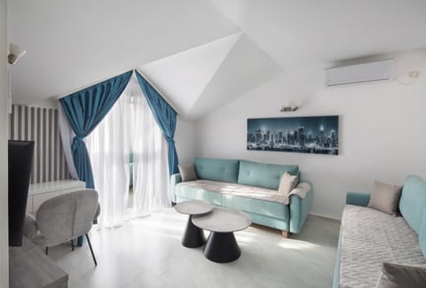 TV and multimedia, Living room, Seating area, air conditioner