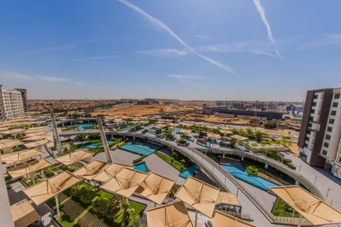 Property building, Day, Bird's eye view, City view, Pool view, Swimming pool, sunbed