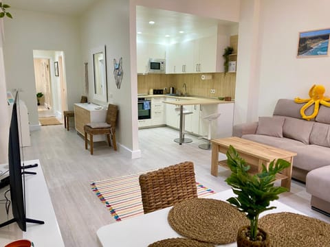 TV and multimedia, Kitchen or kitchenette, Living room, Seating area, Dining area