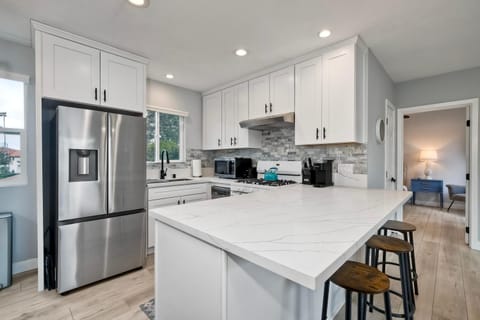 Seabreeze 1BR, Walk to Sand, Pet Friendly, Parking, Fire Pit Access Apartment in Carlsbad