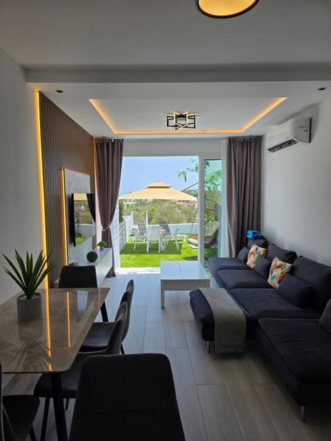 Patio, View (from property/room), Balcony/Terrace, Living room, Seating area, Dining area