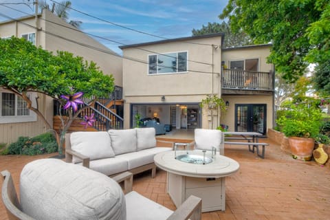 Luxury Beach Duplex, Sleeps 9, Dog-Friendly, AC, Fire Pit & Grill House in Carlsbad