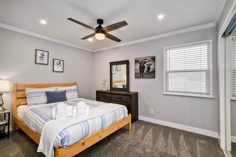 Luxury Beach Duplex, Sleeps 9, Dog-Friendly, AC, Fire Pit & Grill House in Carlsbad