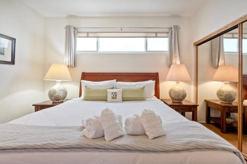 Direct Beach Access, Views, Carlsbad 2BR Upper Unit House in Carlsbad