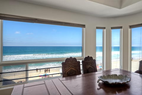 Direct Beach Access, Views, Carlsbad 2BR Upper Unit House in Carlsbad