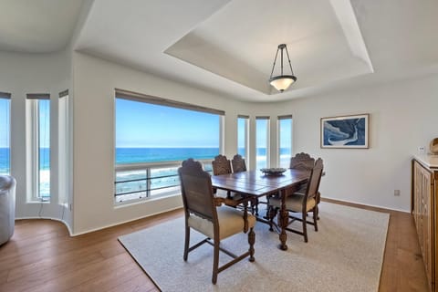 Direct Beach Access, Views, Carlsbad 2BR Upper Unit House in Carlsbad