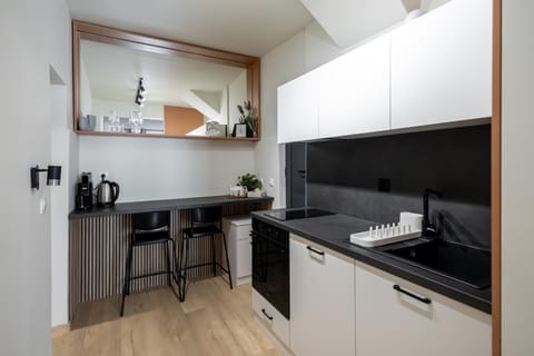 Coffee/tea facilities, Kitchen or kitchenette, Dining area, oven, stove