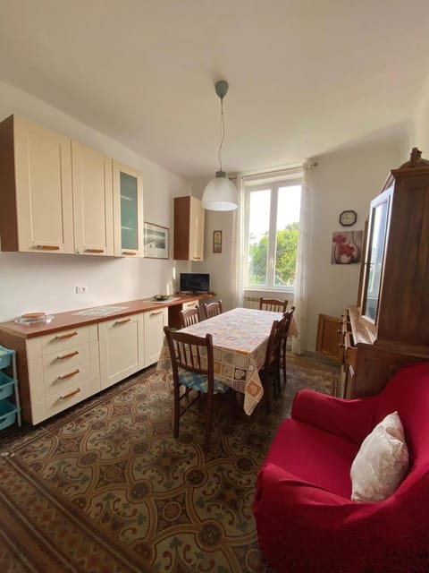 Kitchen or kitchenette, Dining area, oven, stove