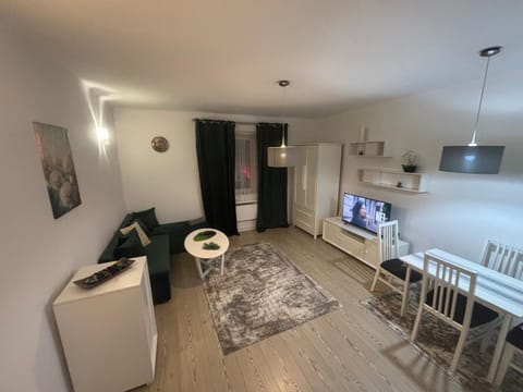 Communal lounge/ TV room, TV and multimedia, Living room, Seating area, Evening entertainment