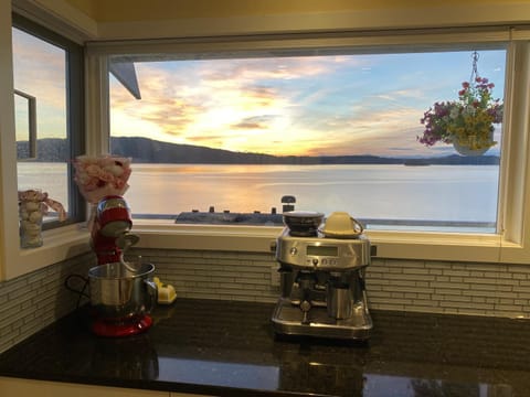 Natural landscape, Coffee/tea facilities, Kitchen or kitchenette, Sea view, Sunrise