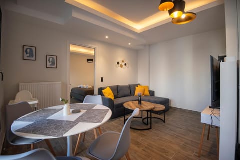 TV and multimedia, Living room, Seating area, Dining area