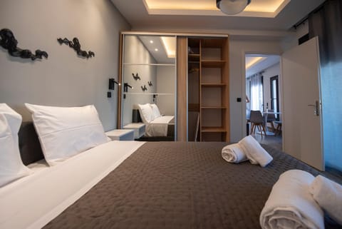 Photo of the whole room, towels, wardrobe