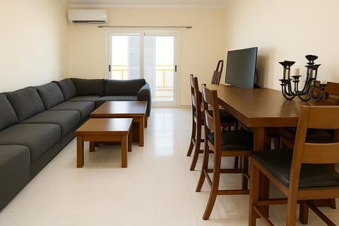 TV and multimedia, Living room, Seating area, Dining area, Evening entertainment, air conditioner
