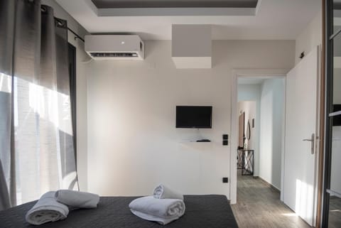 Bed, TV and multimedia, Bedroom, towels, air conditioner