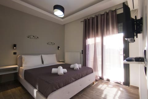 Bed, TV and multimedia, Photo of the whole room, Bedroom, towels