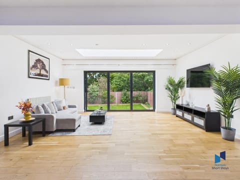 Communal lounge/ TV room, Garden, TV and multimedia, Living room, Seating area, Evening entertainment, Garden view, Entertainment