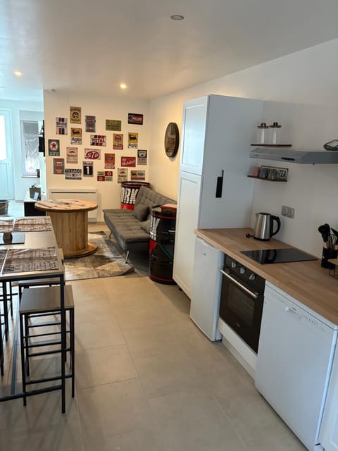 Coffee/tea facilities, Kitchen or kitchenette, Living room, Dining area, dishwasher, oven, stove, toaster