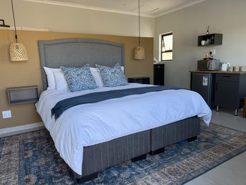 Kitchen or kitchenette, Bedroom