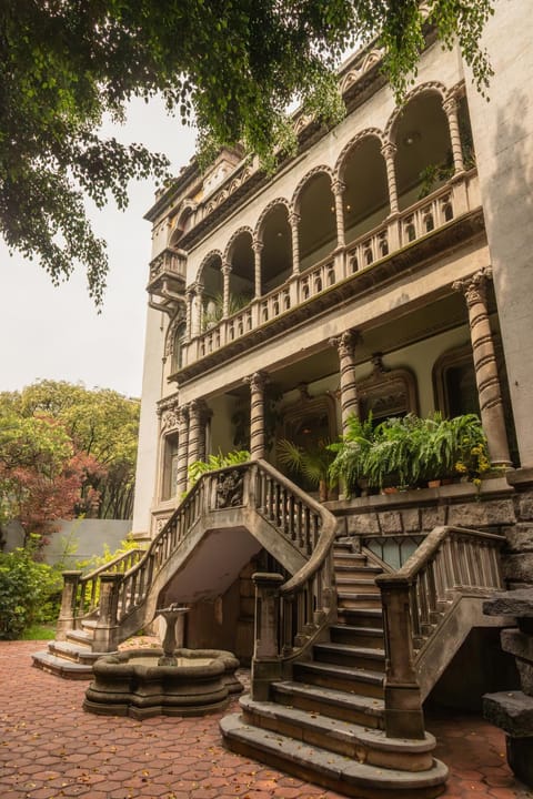 Facade/entrance