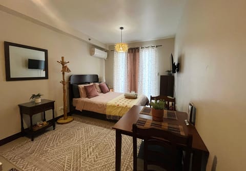 Bed, TV and multimedia, Living room, Photo of the whole room, Seating area, Bedroom, hair dresser