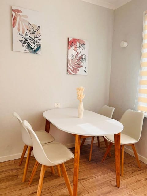 Seating area, Dining area