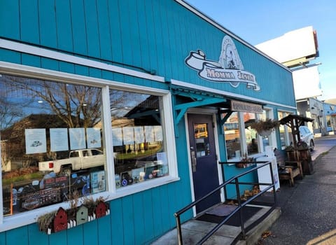 Modern Gorge Lodge House in The Dalles